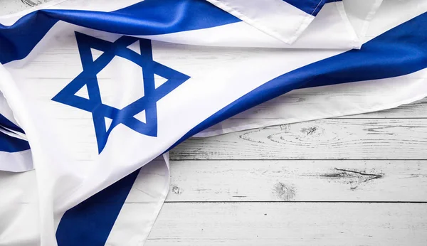 Close up tiro de azul ondulado e branco bandeira israelense. Feliz dia da independência Israel, vista superior, flat lay — Fotografia de Stock