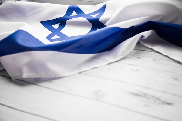 Close up tiro de azul ondulado e branco bandeira israelense. Feliz dia da independência Israel, vista superior, flat lay — Fotografia de Stock