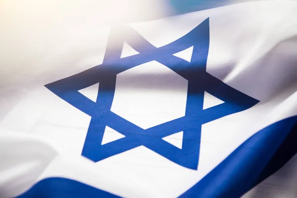 Close up tiro de azul ondulado e branco bandeira israelense. Feliz dia da independência Israel, vista superior, flat lay — Fotografia de Stock