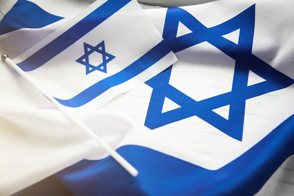 Close up tiro de azul ondulado e branco bandeira israelense. Feliz dia da independência Israel, vista superior, flat lay — Fotografia de Stock
