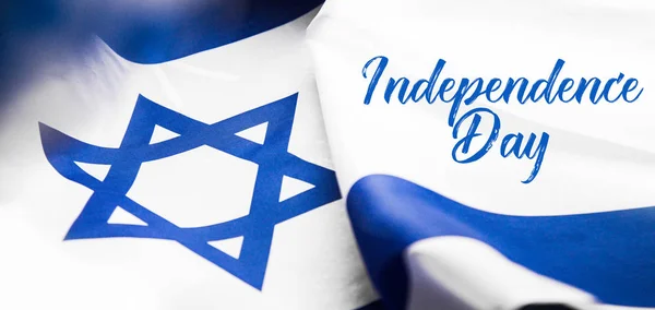 Zbliżenie falistej niebiesko-białej flagi Izraela. Szczęśliwego Dnia Niepodległości Izrael, widok z góry, płaski świecki — Zdjęcie stockowe