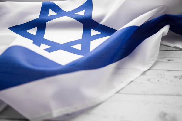 Close up tiro de azul ondulado e branco bandeira israelense. Feliz dia da independência Israel, vista superior, flat lay — Fotografia de Stock