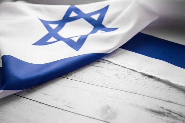 Close up tiro de azul ondulado e branco bandeira israelense. Feliz dia da independência Israel, vista superior, flat lay — Fotografia de Stock