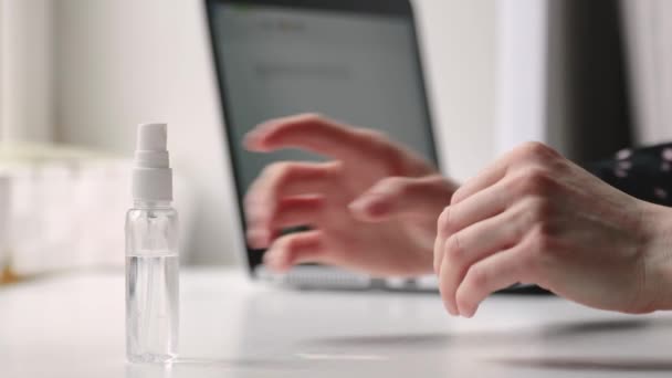 COVID-19 Pandemia Coronavir Zbliż dłonie kobiety za pomocą dozownika żelu do mycia rąk, przeciwko nowemu koronawirusowi 2019-nCoV. Środki antyseptyczne, higiena i opieka zdrowotna — Wideo stockowe