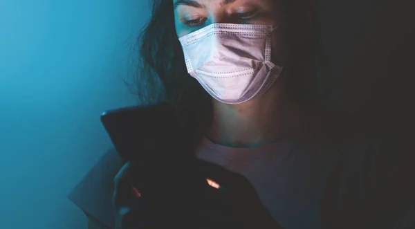 Kobieta zakłada chirurgiczną maskę medyczną. Koncepcja opieki zdrowotnej. Nowy typ koronawirusu 2019-nCoV — Zdjęcie stockowe
