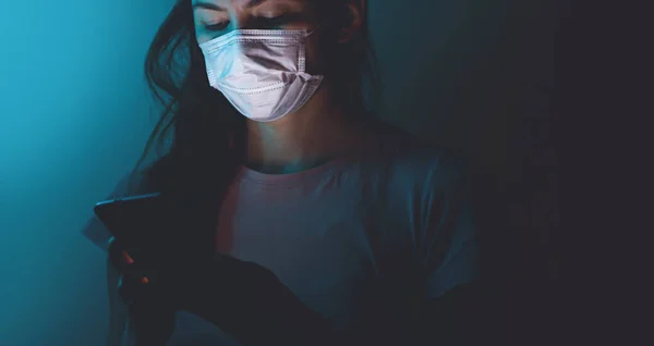 Kobieta zakłada chirurgiczną maskę medyczną. Koncepcja opieki zdrowotnej. Nowy typ koronawirusu 2019-nCoV — Zdjęcie stockowe