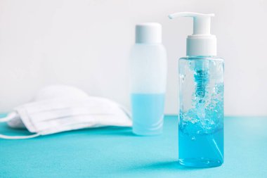 Coronavirus covid-19 önleme tıbbi cerrahi maskeler ve el hijyen koronası virüs koruması için el dezenfektanı jeli.