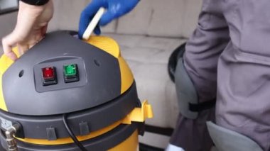 Temizlik servisi. Eldivenli, üniformalı, elektrikli süpürgeli profesyonel ekipmanlı, kimyasal temizlikçi.