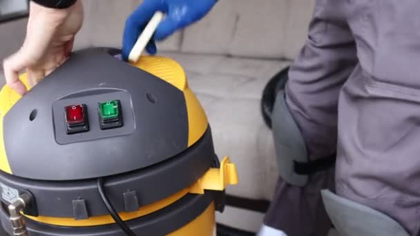 Service de nettoyage. Homme concierge en gants et aspirateur uniforme avec équipement professionnel, nettoyage chimique — Video