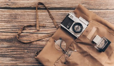 Babalar günün kutlu olsun. Ahşap arkaplanda Mens aksesuarları olan düz kompozisyon üst görünümü.