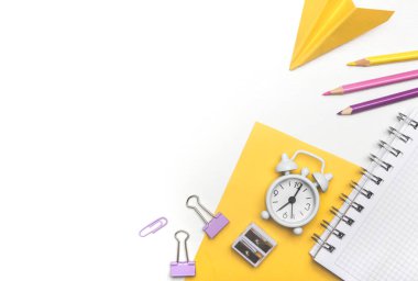 Okula dönüyorum. Sarı trend arkaplan, boşluk veya metin düzlüğü üzerine renkli staj okul malzemeleri