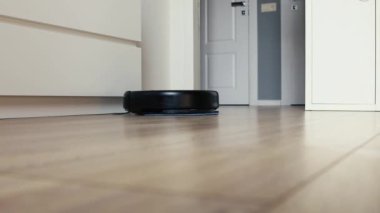 Yerdeki kendi kendine hareket eden robotik vakumun detaylı görüntüsü.