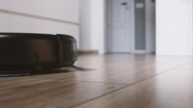 Yerdeki kendi kendine hareket eden robotik vakumun detaylı görüntüsü.