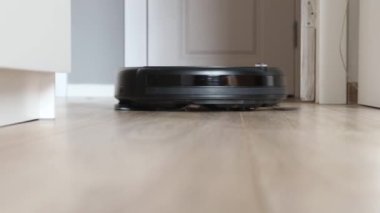 Yerdeki kendi kendine hareket eden robotik vakumun detaylı görüntüsü.