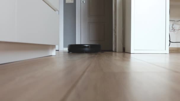 Yerdeki kendi kendine hareket eden bir robot süpürgeye yakın çekim görüntüsü. — Stok video