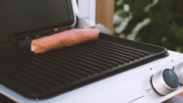 户外野餐时烤架上烤着火辣香肠的烧烤. — 图库视频影像