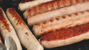 Açık havada piknikte ızgarada sosisli sandviç..