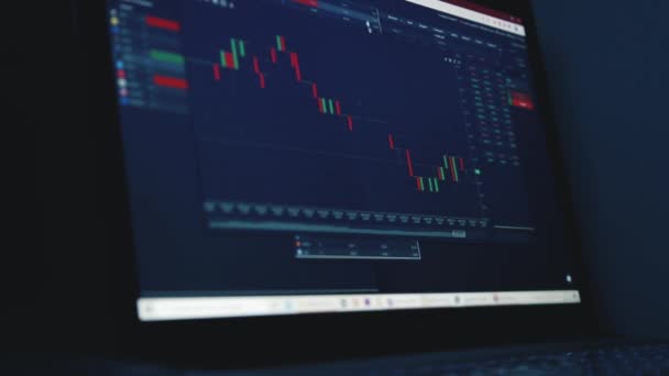 Businessman trading actions en ligne. Courtier en valeurs mobilières regardant des graphiques, des index et des chiffres sur plusieurs écrans d'ordinateur. Concept de réussite commerciale .