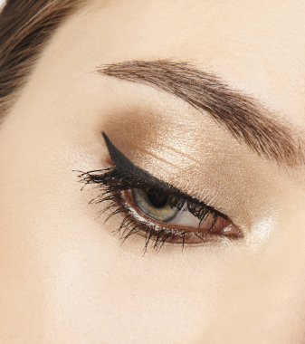 siyah göz kalemi ile göz