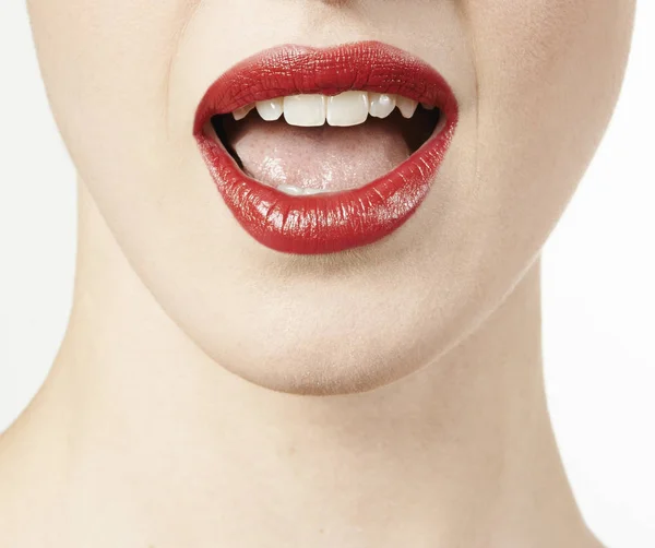 Czerwone usta i kobiece szyi — Zdjęcie stockowe