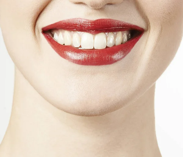 Kvinnliga hals och röda läppar — Stockfoto