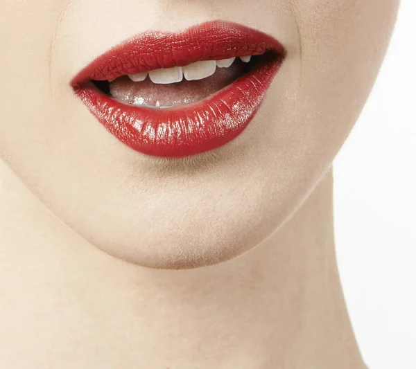 Cou féminin et lèvres rouges — Photo