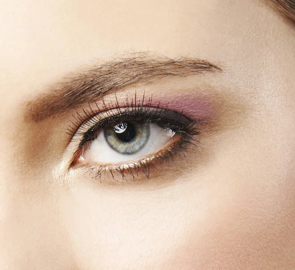 Auge mit schwarzem Eyeliner — Stockfoto