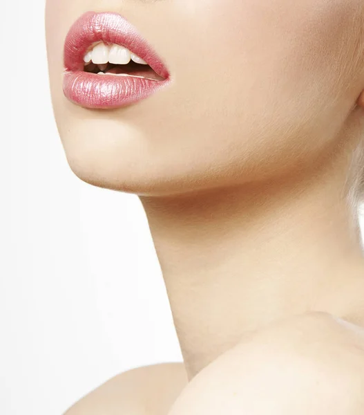 Bouche avec rouge à lèvres rose — Photo