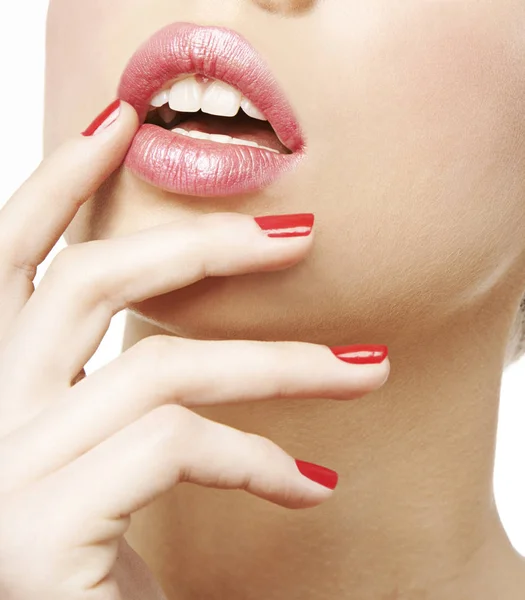 Kobiece usta różowe i czerwone paznokcie — Zdjęcie stockowe