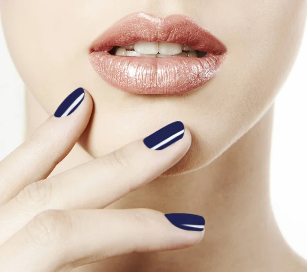 Розовые губы и синий лак для ногтей — стоковое фото