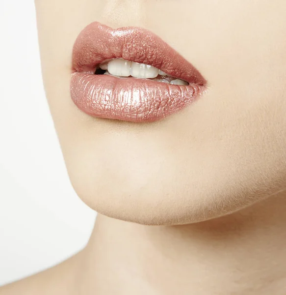 Mond met beige lippenstift — Stockfoto