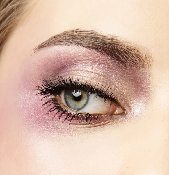 Auge mit rosa Lidschatten — Stockfoto