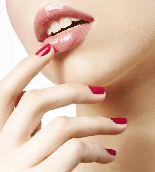  ağız pembe ruj dokunmadan el