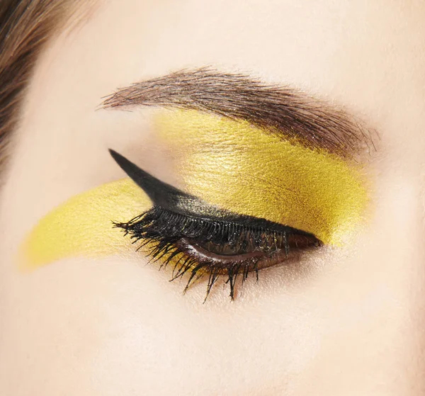 Eye with yellow eyeshadow — Stock Photo, Image