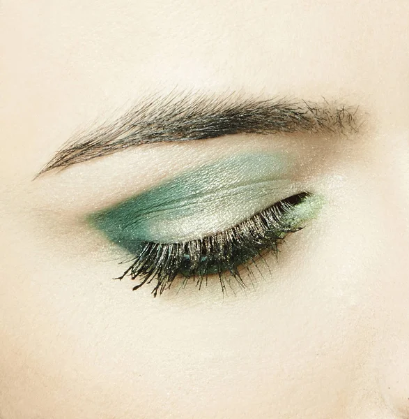Глаз с зеленой тенью для век — стоковое фото