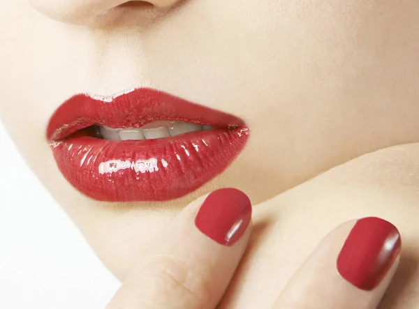 Жіночий рот з червоною помадою — стокове фото