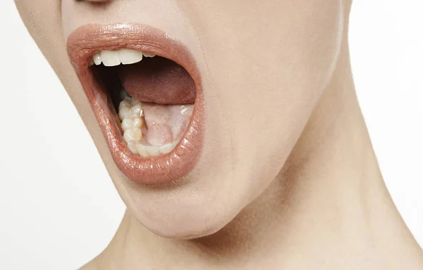 Жіночий відкритий рот з бежевими губами — стокове фото