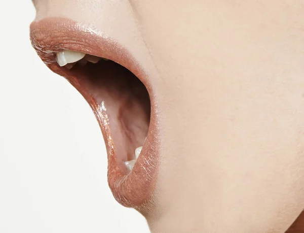 Женщина открыла рот с бежевыми губами — стоковое фото