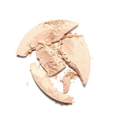 Beyaz arka plan üzerinde izole kırık bej toz