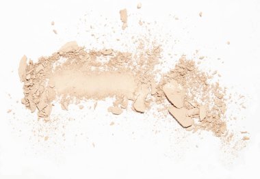 beyaz arkaplanda izole edilmiş bej rengi çıplak toz