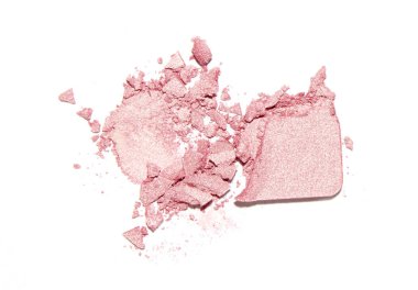 Pembe allık ve göz farı beyaz arka plana saçılmış.