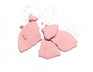 Pembe allık ve göz farı beyaz arka plana saçılmış.