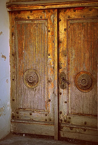 Старые двери привлечение — стоковое фото