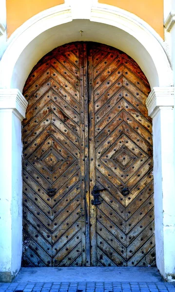 Старые двери привлечение — стоковое фото