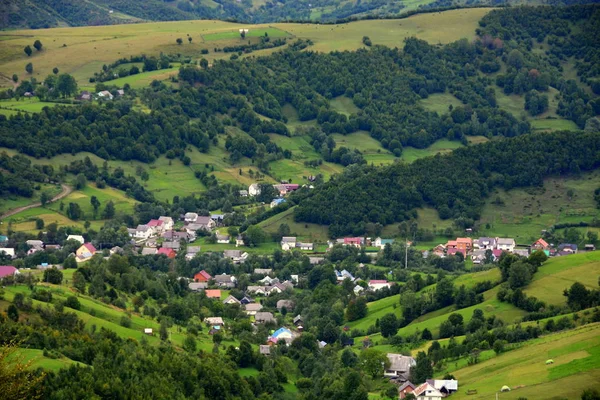 도시는 Carpathians의 산 — 스톡 사진