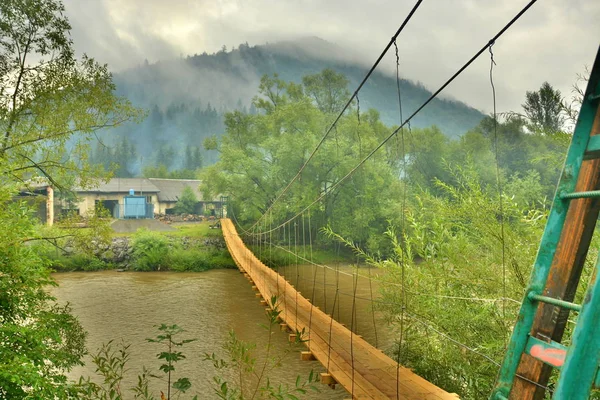 Gebirgsfluss in den Bergen — Stockfoto