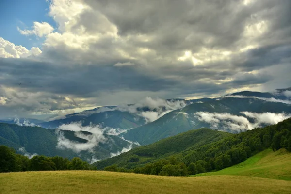 Красиві краєвиди гір — стокове фото