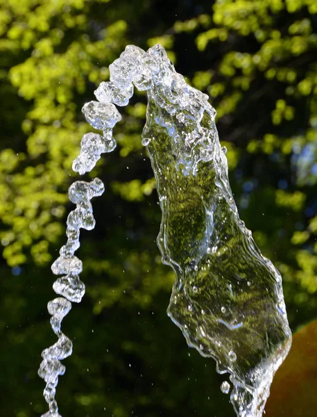 Water uit de fontein Rechtenvrije Stockfoto's