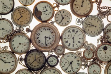 Beyaz bir arka plan üzerinde vintage cep saati dizi.