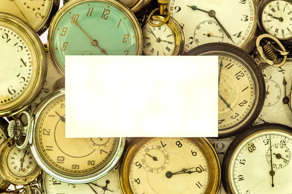 Scheda bianca su uno sfondo della collezione di orologi da tasca vintage . — Foto Stock